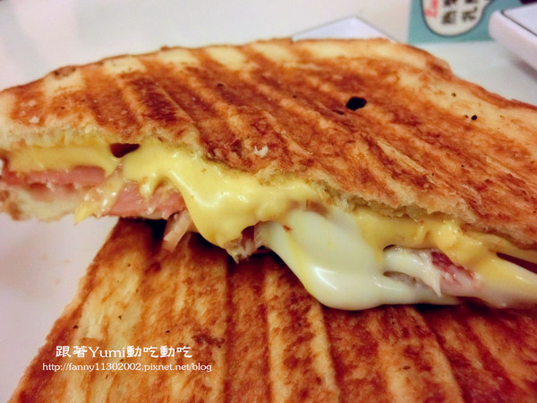 熱樂煎爆漿乳酪三明治:【台南食記-中西區】五星主廚快餐車前進台南國華街!限時限量六日才有!!雙乳酪爆漿古巴三明治起司控不可錯過『熱樂煎爆漿乳酪三明治LULU.JOHN』@跟著Yumi尤美美動吃動吃(用餐日期:2014年6月27日)