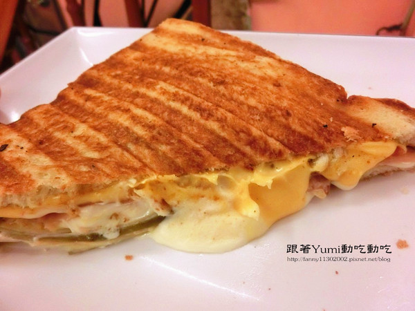 熱樂煎爆漿乳酪三明治:【台南食記-中西區】五星主廚快餐車前進台南國華街!限時限量六日才有!!雙乳酪爆漿古巴三明治起司控不可錯過『熱樂煎爆漿乳酪三明治LULU.JOHN』@跟著Yumi尤美美動吃動吃(用餐日期:2014年6月27日)
