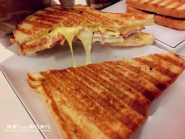 熱樂煎爆漿乳酪三明治:【台南食記-中西區】五星主廚快餐車前進台南國華街!限時限量六日才有!!雙乳酪爆漿古巴三明治起司控不可錯過『熱樂煎爆漿乳酪三明治LULU.JOHN』@跟著Yumi尤美美動吃動吃(用餐日期:2014年6月27日)