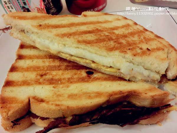 熱樂煎爆漿乳酪三明治:【台南食記-中西區】五星主廚快餐車前進台南國華街!限時限量六日才有!!雙乳酪爆漿古巴三明治起司控不可錯過『熱樂煎爆漿乳酪三明治LULU.JOHN』@跟著Yumi尤美美動吃動吃(用餐日期:2014年6月27日)
