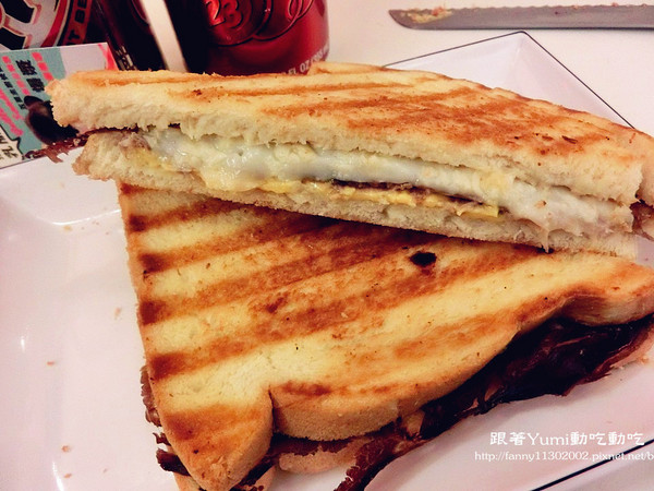 熱樂煎爆漿乳酪三明治:【台南食記-中西區】五星主廚快餐車前進台南國華街!限時限量六日才有!!雙乳酪爆漿古巴三明治起司控不可錯過『熱樂煎爆漿乳酪三明治LULU.JOHN』@跟著Yumi尤美美動吃動吃(用餐日期:2014年6月27日)