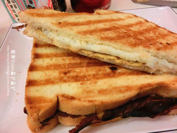 熱樂煎爆漿乳酪三明治:【台南食記-中西區】五星主廚快餐車前進台南國華街!限時限量六日才有!!雙乳酪爆漿古巴三明治起司控不可錯過『熱樂煎爆漿乳酪三明治LULU.JOHN』@跟著Yumi尤美美動吃動吃(用餐日期:2014年6月27日)