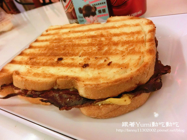 熱樂煎爆漿乳酪三明治:【台南食記-中西區】五星主廚快餐車前進台南國華街!限時限量六日才有!!雙乳酪爆漿古巴三明治起司控不可錯過『熱樂煎爆漿乳酪三明治LULU.JOHN』@跟著Yumi尤美美動吃動吃(用餐日期:2014年6月27日)