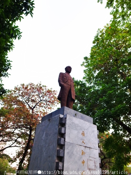 屏東市中山公園：【半日遊行程規劃】屏東市半日輕鬆玩。Eske Place、屏東美術館、一碗豆腐、屏東書院、發財車旗魚黑輪、中山公園