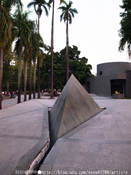 屏東市中山公園：【半日遊行程規劃】屏東市半日輕鬆玩。Eske Place、屏東美術館、一碗豆腐、屏東書院、發財車旗魚黑輪、中山公園