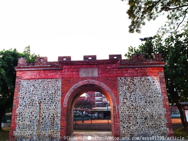 屏東市中山公園：【半日遊行程規劃】屏東市半日輕鬆玩。Eske Place、屏東美術館、一碗豆腐、屏東書院、發財車旗魚黑輪、中山公園