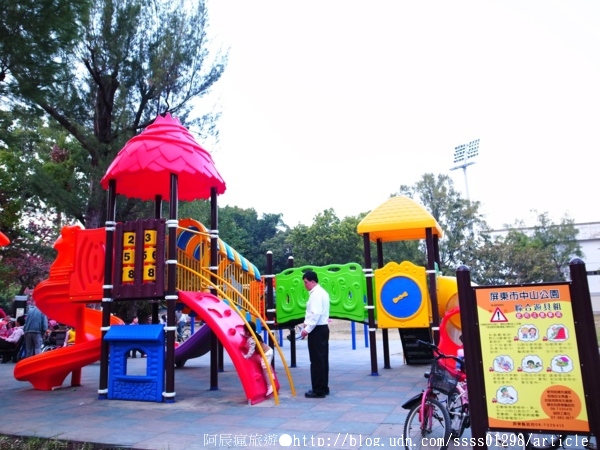 屏東市中山公園：【半日遊行程規劃】屏東市半日輕鬆玩。Eske Place、屏東美術館、一碗豆腐、屏東書院、發財車旗魚黑輪、中山公園