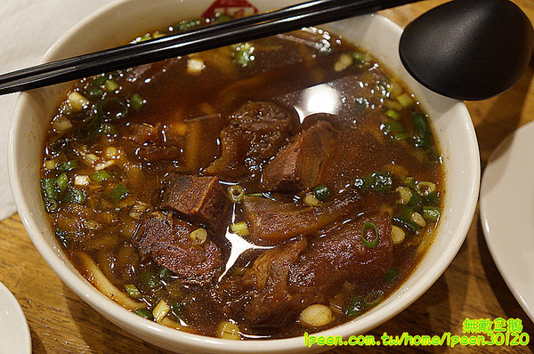 老夫子牛肉麵(旗艦總店)：【台南-北區】裝潢氣派x平價享受...大推手作酸梅汁.滿漢牛肉麵.半筋半肉麵.皮蛋豆腐.泡菜.花生.蔥爆牛肉..《老夫子牛肉麵(旗艦總店)》