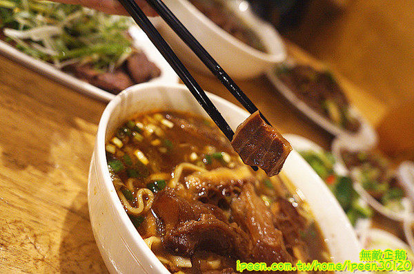 老夫子牛肉麵(旗艦總店)：【台南-北區】裝潢氣派x平價享受...大推手作酸梅汁.滿漢牛肉麵.半筋半肉麵.皮蛋豆腐.泡菜.花生.蔥爆牛肉..《老夫子牛肉麵(旗艦總店)》