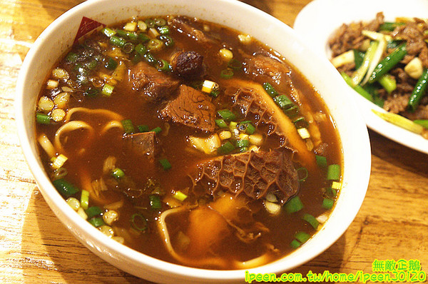 老夫子牛肉麵(旗艦總店)：【台南-北區】裝潢氣派x平價享受...大推手作酸梅汁.滿漢牛肉麵.半筋半肉麵.皮蛋豆腐.泡菜.花生.蔥爆牛肉..《老夫子牛肉麵(旗艦總店)》