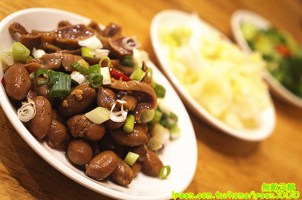 老夫子牛肉麵(旗艦總店)：【台南-北區】裝潢氣派x平價享受...大推手作酸梅汁.滿漢牛肉麵.半筋半肉麵.皮蛋豆腐.泡菜.花生.蔥爆牛肉..《老夫子牛肉麵(旗艦總店)》