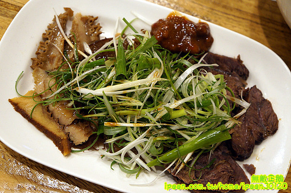 老夫子牛肉麵(旗艦總店)：【台南-北區】裝潢氣派x平價享受...大推手作酸梅汁.滿漢牛肉麵.半筋半肉麵.皮蛋豆腐.泡菜.花生.蔥爆牛肉..《老夫子牛肉麵(旗艦總店)》