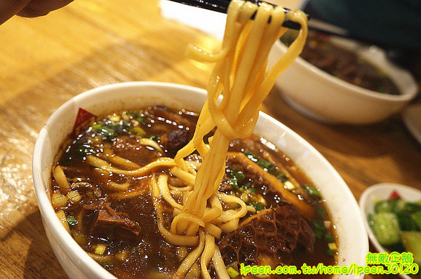 老夫子牛肉麵(旗艦總店)：【台南-北區】裝潢氣派x平價享受...大推手作酸梅汁.滿漢牛肉麵.半筋半肉麵.皮蛋豆腐.泡菜.花生.蔥爆牛肉..《老夫子牛肉麵(旗艦總店)》