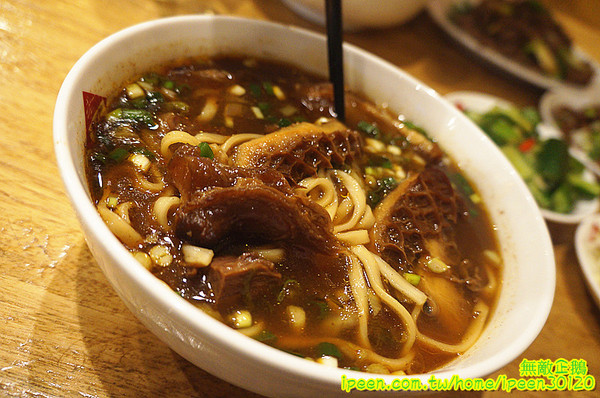 老夫子牛肉麵(旗艦總店)：【台南-北區】裝潢氣派x平價享受...大推手作酸梅汁.滿漢牛肉麵.半筋半肉麵.皮蛋豆腐.泡菜.花生.蔥爆牛肉..《老夫子牛肉麵(旗艦總店)》