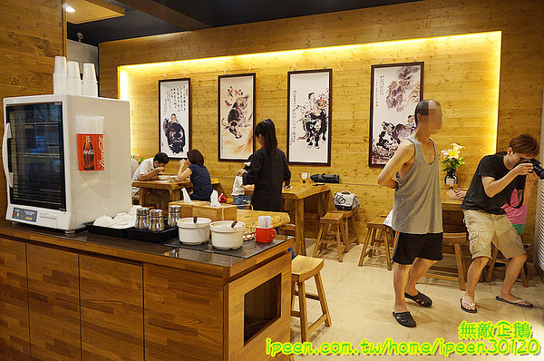 老夫子牛肉麵(旗艦總店)：【台南-北區】裝潢氣派x平價享受...大推手作酸梅汁.滿漢牛肉麵.半筋半肉麵.皮蛋豆腐.泡菜.花生.蔥爆牛肉..《老夫子牛肉麵(旗艦總店)》