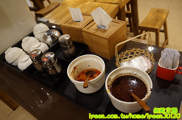 老夫子牛肉麵(旗艦總店)：【台南-北區】裝潢氣派x平價享受...大推手作酸梅汁.滿漢牛肉麵.半筋半肉麵.皮蛋豆腐.泡菜.花生.蔥爆牛肉..《老夫子牛肉麵(旗艦總店)》