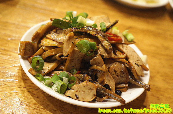 老夫子牛肉麵(旗艦總店)：【台南-北區】裝潢氣派x平價享受...大推手作酸梅汁.滿漢牛肉麵.半筋半肉麵.皮蛋豆腐.泡菜.花生.蔥爆牛肉..《老夫子牛肉麵(旗艦總店)》