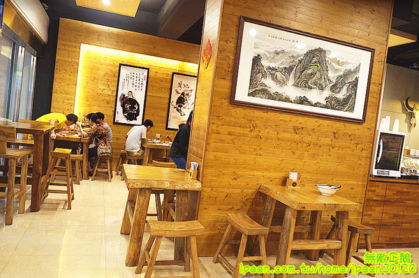 老夫子牛肉麵(旗艦總店)：【台南-北區】裝潢氣派x平價享受...大推手作酸梅汁.滿漢牛肉麵.半筋半肉麵.皮蛋豆腐.泡菜.花生.蔥爆牛肉..《老夫子牛肉麵(旗艦總店)》