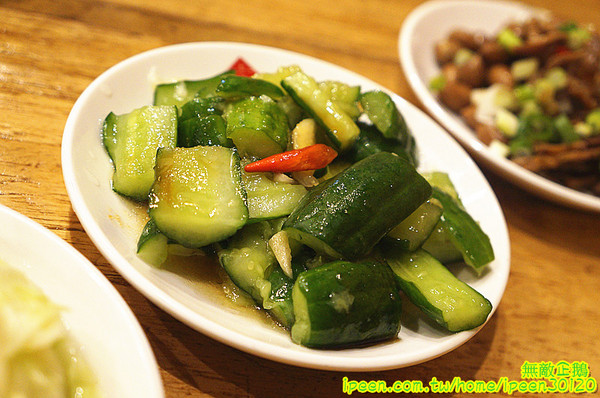 老夫子牛肉麵(旗艦總店)：【台南-北區】裝潢氣派x平價享受...大推手作酸梅汁.滿漢牛肉麵.半筋半肉麵.皮蛋豆腐.泡菜.花生.蔥爆牛肉..《老夫子牛肉麵(旗艦總店)》