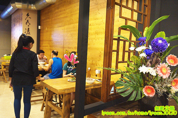 老夫子牛肉麵(旗艦總店)：【台南-北區】裝潢氣派x平價享受...大推手作酸梅汁.滿漢牛肉麵.半筋半肉麵.皮蛋豆腐.泡菜.花生.蔥爆牛肉..《老夫子牛肉麵(旗艦總店)》