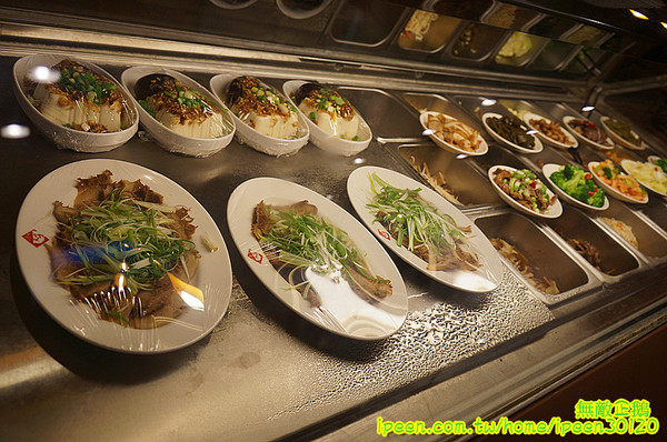 老夫子牛肉麵(旗艦總店)：【台南-北區】裝潢氣派x平價享受...大推手作酸梅汁.滿漢牛肉麵.半筋半肉麵.皮蛋豆腐.泡菜.花生.蔥爆牛肉..《老夫子牛肉麵(旗艦總店)》