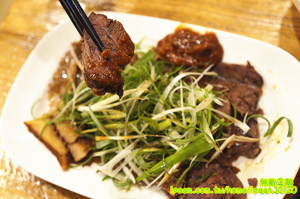 老夫子牛肉麵(旗艦總店)：【台南-北區】裝潢氣派x平價享受...大推手作酸梅汁.滿漢牛肉麵.半筋半肉麵.皮蛋豆腐.泡菜.花生.蔥爆牛肉..《老夫子牛肉麵(旗艦總店)》