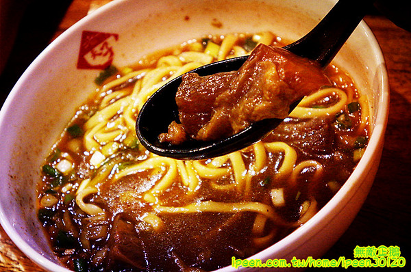 老夫子牛肉麵(旗艦總店)：【台南-北區】裝潢氣派x平價享受...大推手作酸梅汁.滿漢牛肉麵.半筋半肉麵.皮蛋豆腐.泡菜.花生.蔥爆牛肉..《老夫子牛肉麵(旗艦總店)》