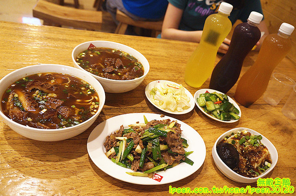 老夫子牛肉麵(旗艦總店)：【台南-北區】裝潢氣派x平價享受...大推手作酸梅汁.滿漢牛肉麵.半筋半肉麵.皮蛋豆腐.泡菜.花生.蔥爆牛肉..《老夫子牛肉麵(旗艦總店)》