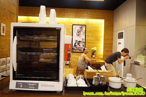 老夫子牛肉麵(旗艦總店)：【台南-北區】裝潢氣派x平價享受...大推手作酸梅汁.滿漢牛肉麵.半筋半肉麵.皮蛋豆腐.泡菜.花生.蔥爆牛肉..《老夫子牛肉麵(旗艦總店)》