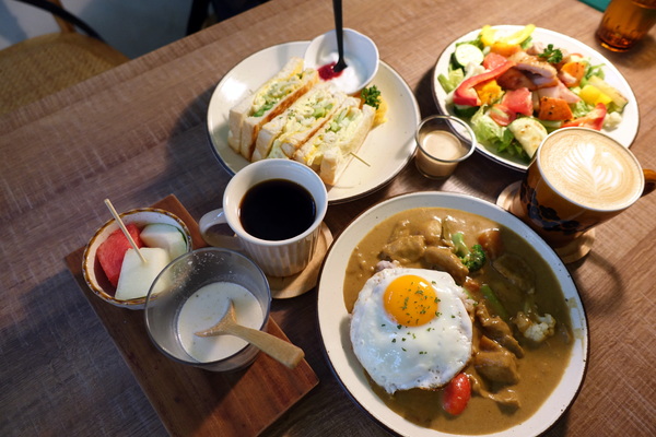 儲房咖啡館:(胖樺食記)松江南京站推薦餐廳「儲房咖啡館」,文青風格餐點美味/不限時/WIFI/熱沙拉/下午茶/乾燥花/安靜