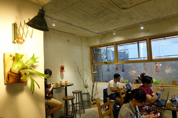 儲房咖啡館:(胖樺食記)松江南京站推薦餐廳「儲房咖啡館」,文青風格餐點美味/不限時/WIFI/熱沙拉/下午茶/乾燥花/安靜