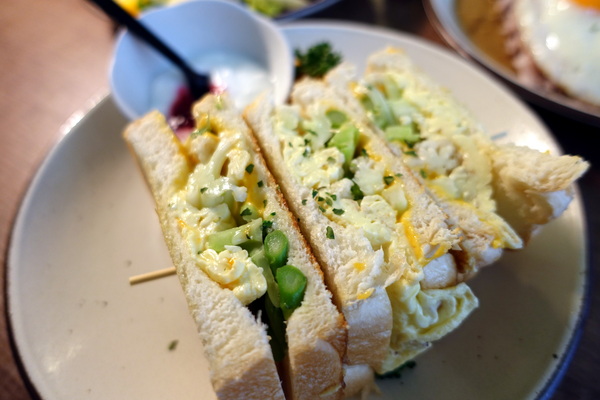 儲房咖啡館:(胖樺食記)松江南京站推薦餐廳「儲房咖啡館」,文青風格餐點美味/不限時/WIFI/熱沙拉/下午茶/乾燥花/安靜