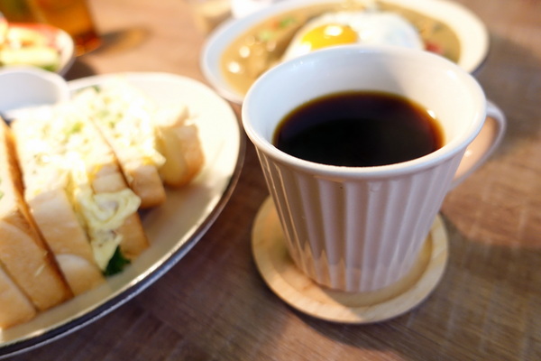 儲房咖啡館:(胖樺食記)松江南京站推薦餐廳「儲房咖啡館」,文青風格餐點美味/不限時/WIFI/熱沙拉/下午茶/乾燥花/安靜