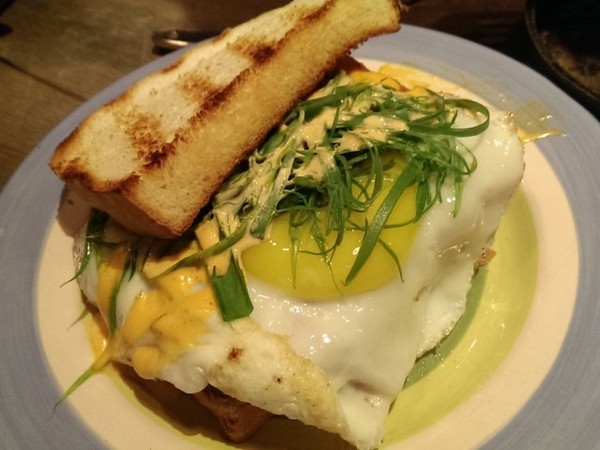 Guru House：《西門》Guru House│超勘西～3種起司鐵板蛋餅ღ ×Brunch×隱藏版小酒吧