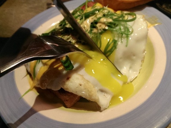 Guru House：《西門》Guru House│超勘西～3種起司鐵板蛋餅ღ ×Brunch×隱藏版小酒吧