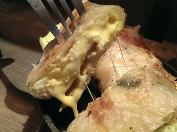 Guru House：《西門》Guru House│超勘西～3種起司鐵板蛋餅ღ ×Brunch×隱藏版小酒吧