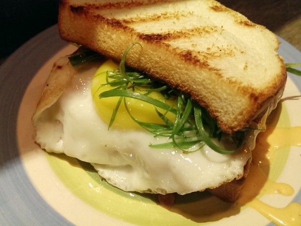 Guru House：《西門》Guru House│超勘西～3種起司鐵板蛋餅ღ ×Brunch×隱藏版小酒吧