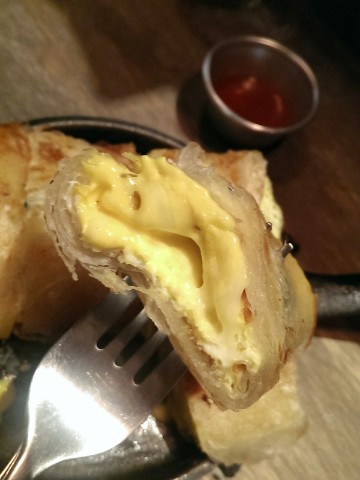 Guru House：《西門》Guru House│超勘西～3種起司鐵板蛋餅ღ ×Brunch×隱藏版小酒吧