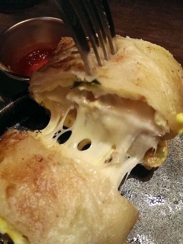 Guru House：《西門》Guru House│超勘西～3種起司鐵板蛋餅ღ ×Brunch×隱藏版小酒吧