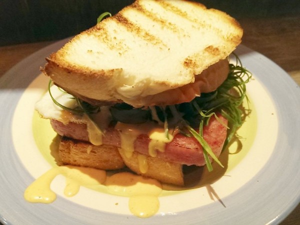 Guru House：《西門》Guru House│超勘西～3種起司鐵板蛋餅ღ ×Brunch×隱藏版小酒吧