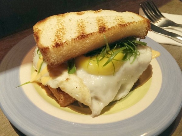 Guru House：《西門》Guru House│超勘西～3種起司鐵板蛋餅ღ ×Brunch×隱藏版小酒吧