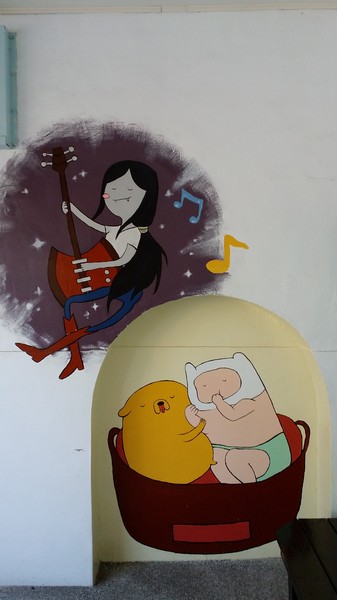 福山社區彩繪牆:【彰化景點】彰化福山社區老皮~阿寶等公車