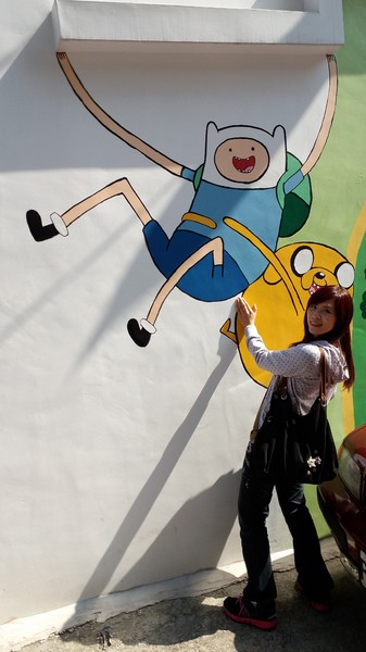 福山社區彩繪牆:【彰化景點】彰化福山社區老皮~阿寶等公車