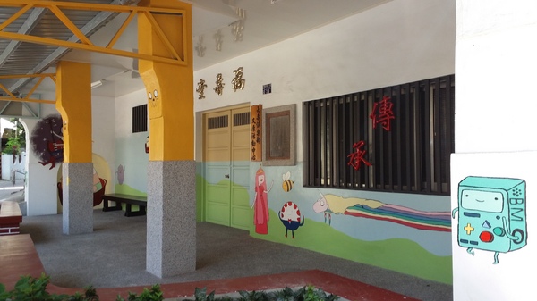 福山社區彩繪牆:【彰化景點】彰化福山社區老皮~阿寶等公車