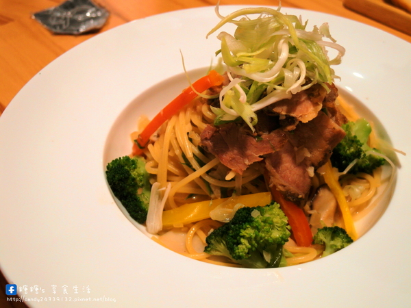 這里 Cafe & Restaurant:〖台中│美食〗這里 Cafe & Restaurant ❤ 咖啡輕食料理&親子友善餐廳,甜點超讚,還有平價又美味的商業午餐唷~~