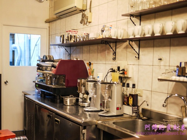 豆語精品咖啡烘焙坊：桃園市桃園區 [豆語精品咖啡烘焙坊] 藏在巷弄擁有深邃氣質的咖啡店