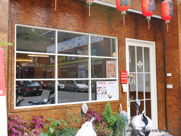 吉津日式定食：【食記】台中吉津日式玉定食@南屯捷運MRT溝仔墘 : 豬排口感還可以, 不過白飯偏乾略黏,配菜過於無味,蒸蛋略水