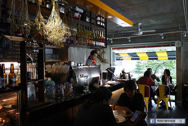 Coffee Please By Mastro:◆台北中山【Coffee Please By Mastro】多汁嫩香烤半雞超正點。台北義式餐廳。台北約會餐廳。復興北路美食。捷運南京復興美食