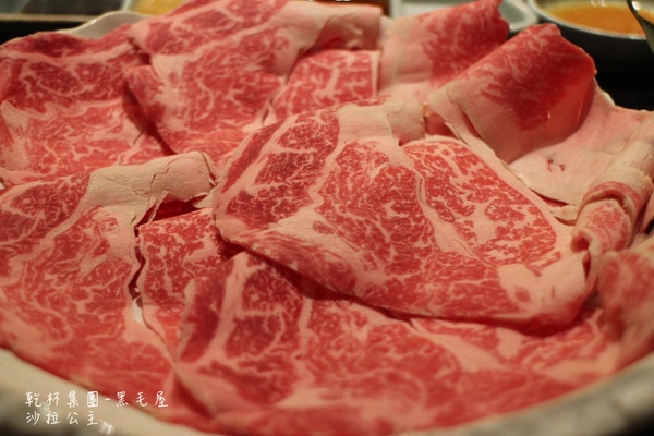 黑毛屋(南港中信店):南港‧涮涮鍋『乾杯黑毛屋 澳洲和牛鍋物專門店』南港中信店新開幕