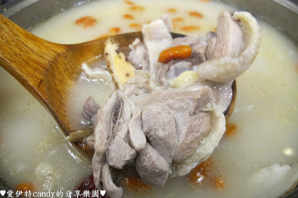 御品饗：『台南中西區_御品饗煲鍋』激推的胡椒豬肚雞煲湯！配上限量野生沙公，暖暖好舒服~